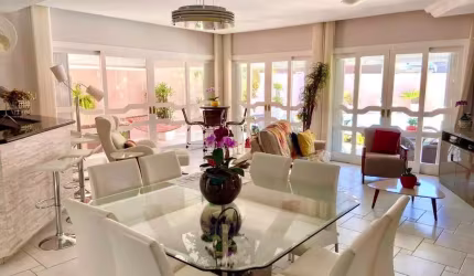 Casa à venda de 348m² no Córrego Grande, Florianópolis/SC.
