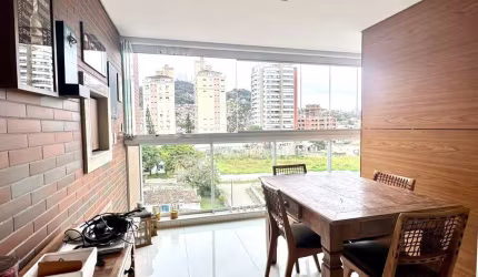 Apartamento de 2 quartos, móveis planejados, 01 garagem na Agronômica, Florianópolis/SC.