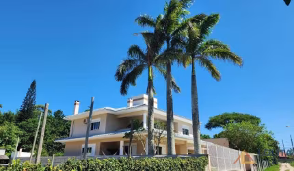 Casa com 3 suítes e 4 vagas na garagem à venda em Imbituba/SC.