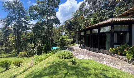 Casa colonial em condomínio com 7.000m² de vista espetacular!