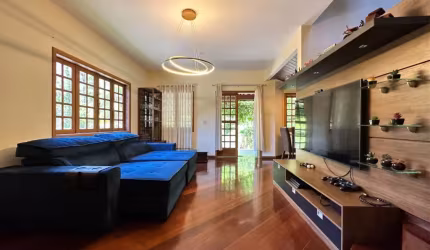 Casa cercada pela natureza em bairro nobre de Teresópolis – 155m²