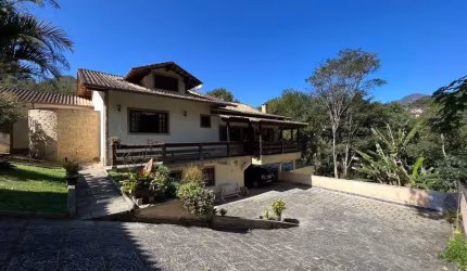 Casa duplex à venda em bairro nobre de Teresópolis – 4 quartos | 2 suítes