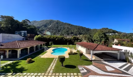 Mansão luxuosa à venda no Alto, em Teresópolis!