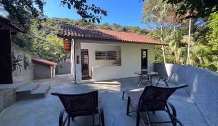Linda casa no Comary em meio a natureza
