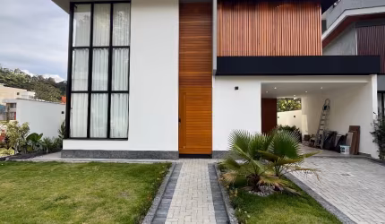 Casa de alto padrão em condomínio com lazer completo