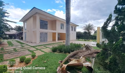 Park Way Quadra 3, Sobrado com amplo terraço, belíssima sala em pé direito alto, metade do lote de área verde, árvores, jardins, piscina, sauna, churrasqueira, campo de futebol.
