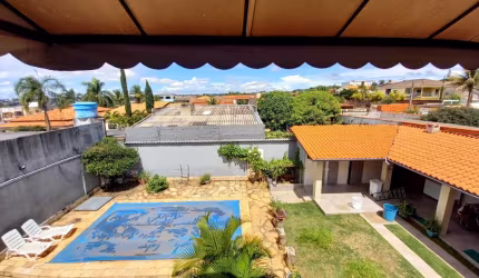 Belo Sobrado com fino acabamento em terreno plano, com área verde, piscina aquecida, churrasqueira, sauna e posição privilegiada dentro do condomínio.