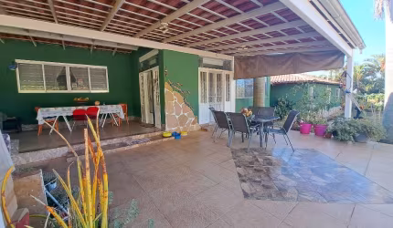 Casa Térrea em Terreno de 1.250m², com ampla área verde, árvores frutíferas, em Condomínio Alto Padrão, Excelente Localização,