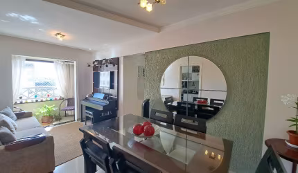 Lindo Apartamento, de canto, andar alto, vista livre, nascente, reformado, com closet, ar condicionado, ar condicionado e vaga coberta.