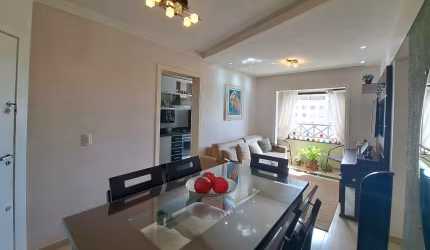 Oportunidade! Lindo Apartamento, de canto, andar alto, vista livre, nascente, reformado, com closet, ar condicionado, ar condicionado e vaga coberta.