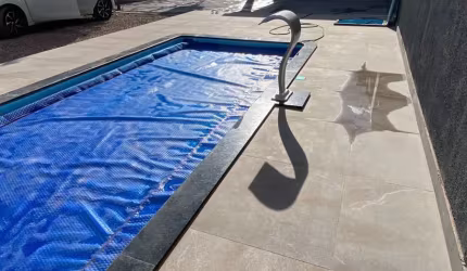 Casa Nova, alto padrão, 3 quartos, piscina aquecida, churrasqueira. Estuda Permuta.
