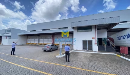 Alugue galpão em Condomínio com 3.502m², em Prazeres. Possui docas e pátio.