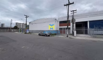 Alugue na Imbiribeira galpão com 600m², piso de alta polido e pé direito alto.
