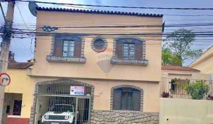 Casa em rua plana com terraço no Alto dos Passos