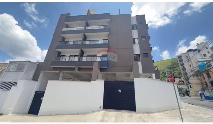 Apartamento quarto e sala com varanda, elevador e garagem no bairro São Mateus, JF