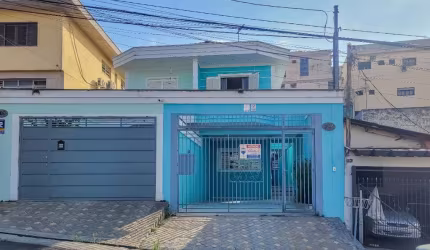 Confortável sobrado para venda com 4 quartos, sendo 2 suítes, 156m²