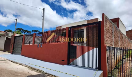 BELA CASA!!! 03 QTOS., ACABAMENTO IMPECÁVEL, PÉ DIREITO DUPLO