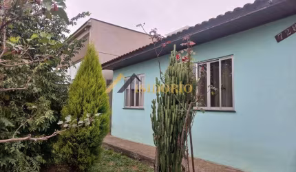 EXCELENTE CASA!!! 03 QTOS., AMPLO TERRENO, VAGA DE GAR.