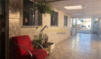 ÓTIMA CASA! 455m² DE ÁREA TOTAL, 04 QTOS., BEM LOCALIZADO