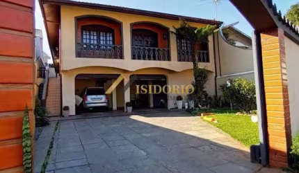BELA CASA! 374m² DE ÁREA TOTAL, 03 QTOS., SUÍTE, SACADA, LAZER