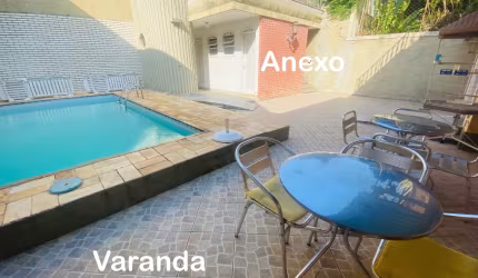 Casa em São Francisco,piscina,churrasqueira,elevador,5 quartos sendo 2 suítes e possibilidade de transformar em 3 suítes,vagas para 4 automóveis,varandão,anexo,cozinha ampla e copa.Próximo a Praia e c
