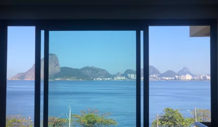 Belíssimo apartamento com vista para o mar,excelente localização,indevassado,3 quartos,varanda e 2 vagas.