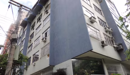 Apartamento localizado no Ingá, 3 quartos,Sala, cozinha, área de serviço, dependência completa de empregada e uma vaga na escritura.