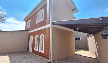 Sobrado para Alugar com 4 quartos, 3 banheiros, 4 vagas e 150m² por R$ 3.300