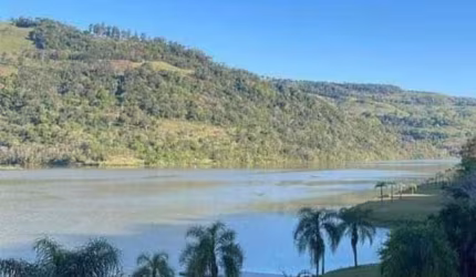 Terreno de esquina, 1.111 m² a venda no Condomínio Casas da Montanha, Vista para o Rio Uruguai. Clique e saiba Mais.