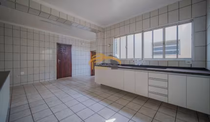 Sobrado com 6 dormitórios e edícula à Venda em Osasco - Jardim das Flores: 249m², 3 Vagas de Garagem