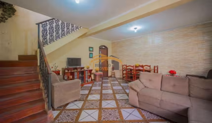 Imperdível! Casa  à venda em Osasco-SP, bairro Km 18, 5 quartos, 1 sala, 3 banheiros, 4 vagas, 234m² de área.