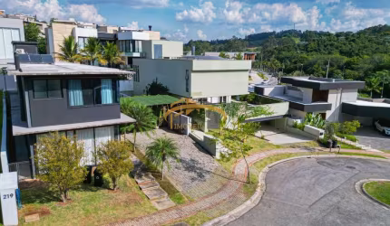 Casa em condomínio fechado, com muita segurança e lazer, mobiliada, com 4 suítes, 6 vagas de garagens e piscina.