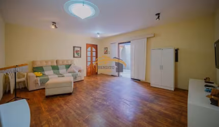 Casa térrea I.A.P.I. Osasco, com 3 vagas de garagem e edícula.