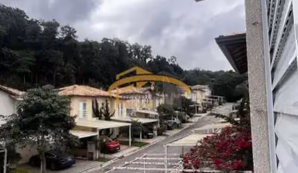 Sobrado à venda em Cotia, condomínio fechado, acima do padrão, com 3 dormitórios, sendo 1 suíte, quintal com churrasqueira, excelente localização.