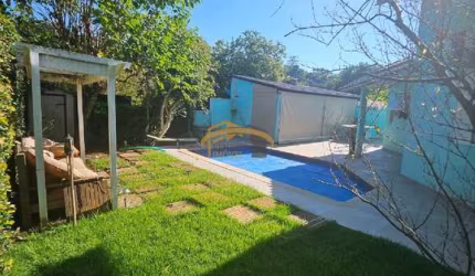 Casa térrea em condomínio fechado, Nova Higienópolis, com 3 suítes, 4 vagas de garagem, quintal com churrasqueira e piscina.