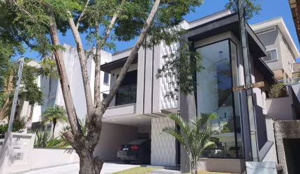Sobrado para venda, Santana de Parnaíba, com 3 suítes, área gourmet com churrasqueira e piscina, 4 vagas de garagem cobertas, segurança 24h.