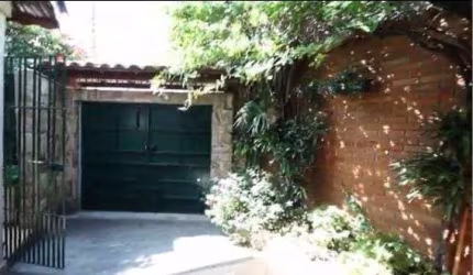 Casa térrea para venda, KM 18, Osasco, 2 dormitórios, quintal, 2 vagas de garagem, próximo a estação de trem.