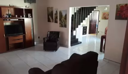 Sobrado para venda, 3 dormitórios, sendo 1 suíte, 4 vagas de garagem, quintal.