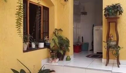 Casa assobradada, no KM 18, Osasco, com 3 dormitórios, sendo 1 suíte, quintal, garagem para 2 carros e um salão comercial.