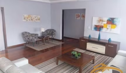 Casa térrea no Jardim Adalgisa, Osasco, com 3 dorm., sendo 1 suíte, quintal com churrasqueira e 4 vagas de garagem.