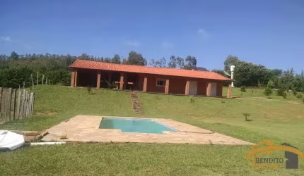 Chácara a venda em Bofete, casa com 3 dorm., sendo 1 suíte, pomar, piscina e edícula.