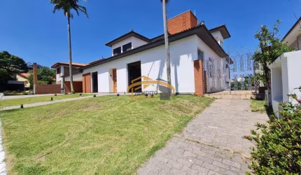 Casa com localização privilegiada no condomínio, próxima a portaria. Residencial 5