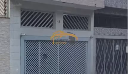 Sobrado com 03 dormitórios no Bela Vista, 2 vagas de garagem.