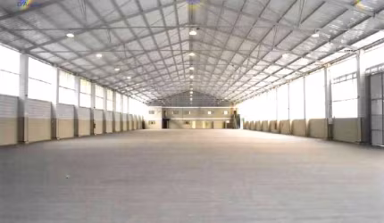 Galpão 6.065m² de área total 4.410m² de área construída, piso asfáltico plano