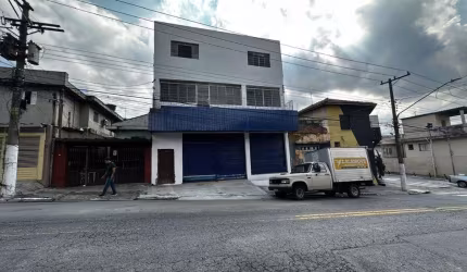 Prédio comercial no Parque Peruche - Casa Verde