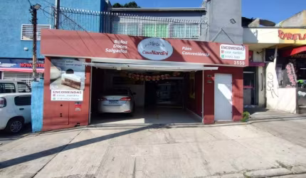 Espaço comercial com estrutura de antiga padaria.