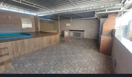 Vendo uma excelente casa com piscina