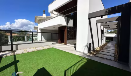 Linda casa ao lado de área verde e próxima ao lago da Pedra Branca