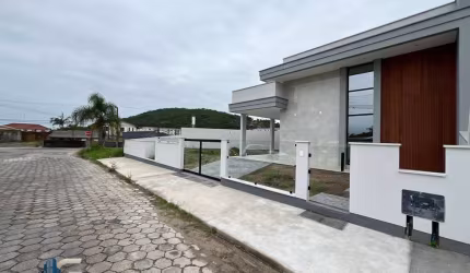 Linda casa alto padrão em rua principal do bairro Fundos em Biguaçu