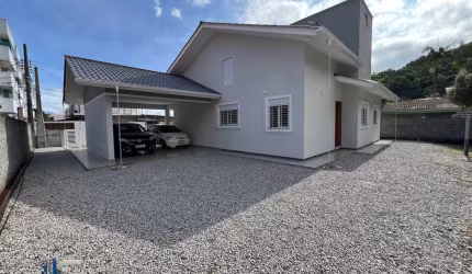 Oportunidade casa nova com 500m² de terreno em Forquilhinhas
